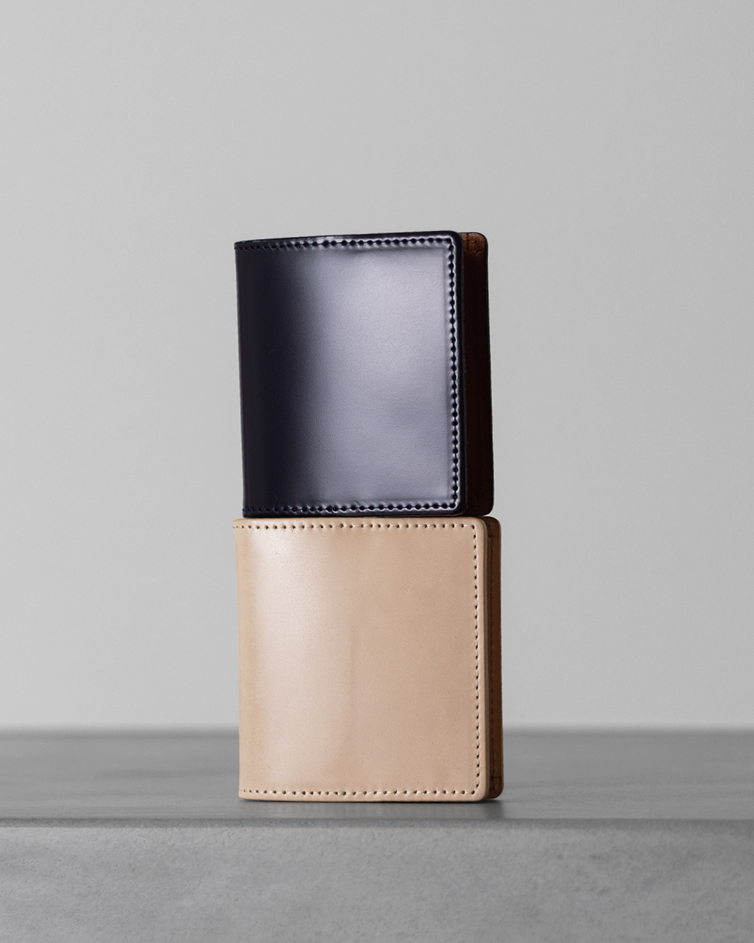 ネイビーとナチュラルのコードバン小銭入れの比較写真
