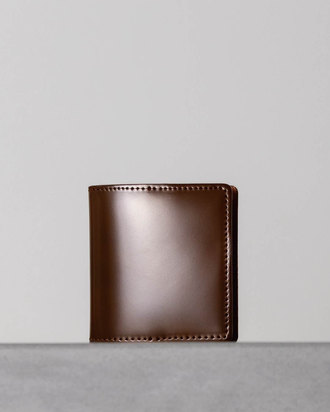 上品な光沢を放つブラウンのコードバン小銭入れ（正面）