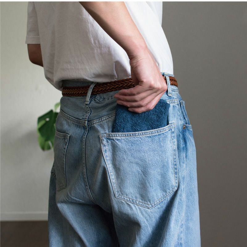 ポケットから取り出している写真