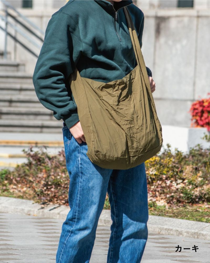 カジュアルスタイルな男性とカーキのショルダーバッグ