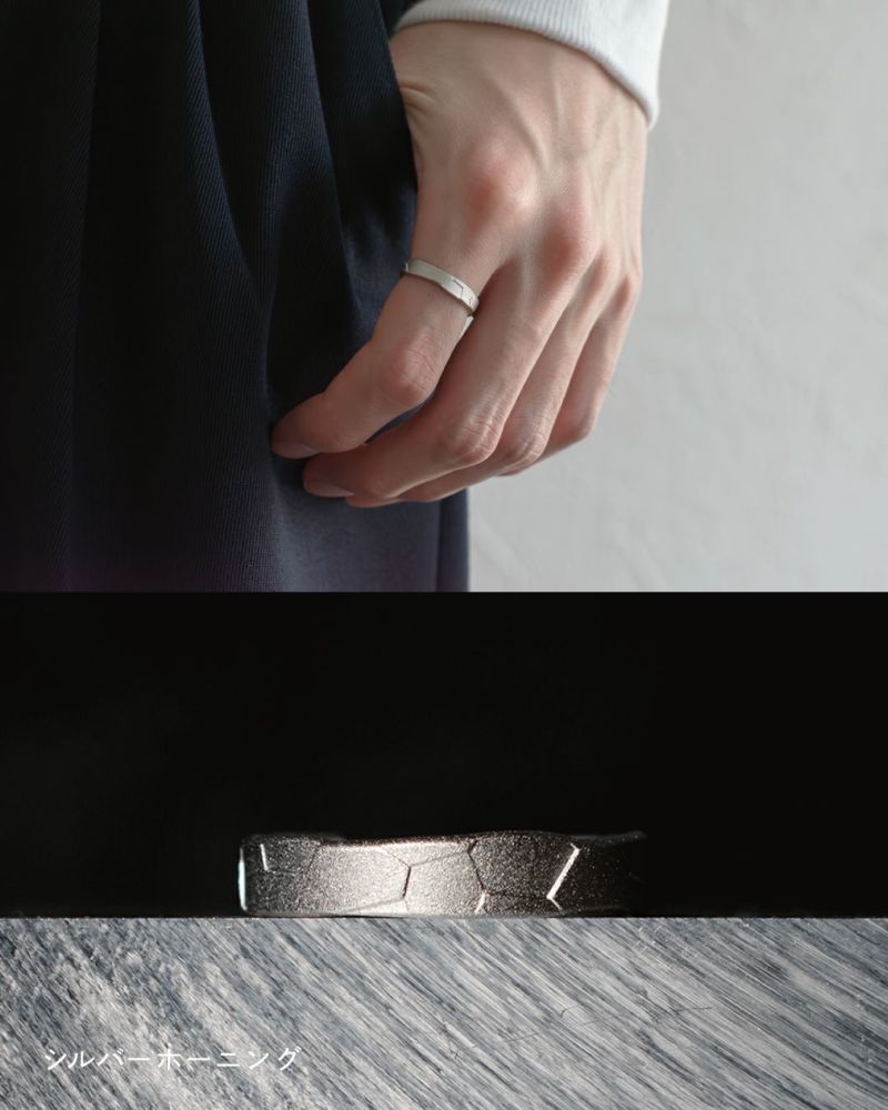濃紺のパンツに手を添えた手元にシルバーホーニングの幾何模様リングを着用した様子と、質感のわかるリングのディテールカット