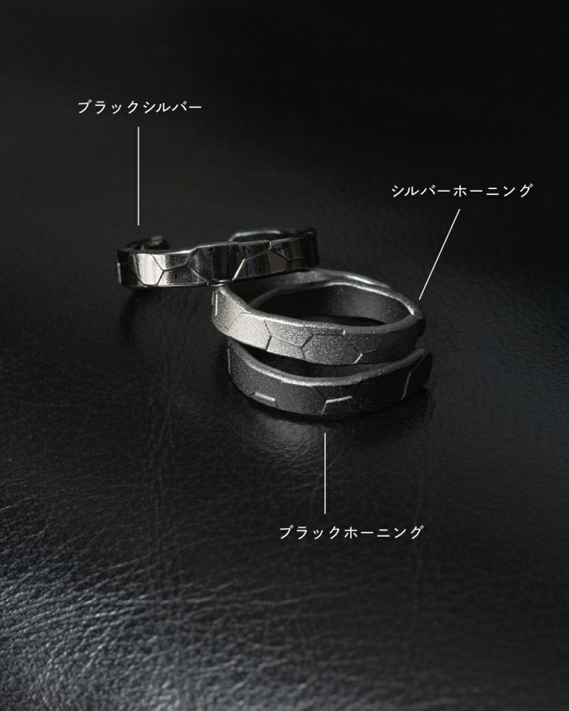 黒いレザーの上に並べられた3種の幾何模様リング。上からブラックシルバー、シルバーホーニング、ブラックホーニングの順に重ね置き