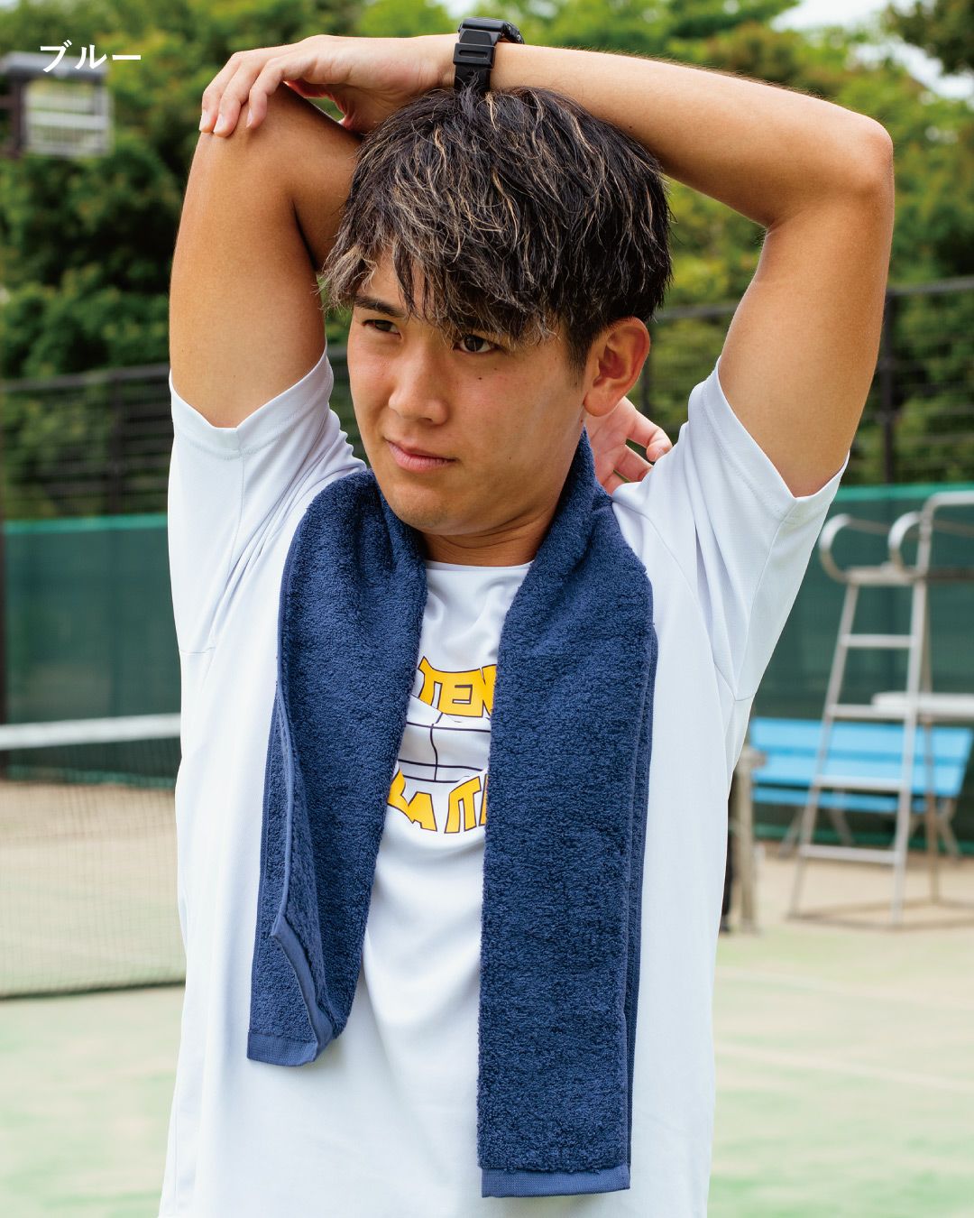 ブルーのイメージ画像。首にタオルをかけてストレッチする様子。