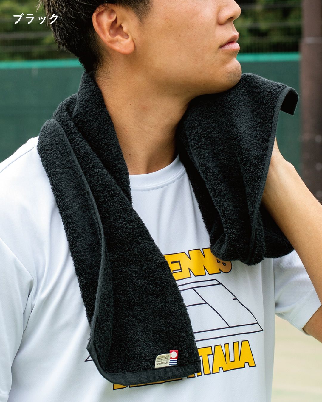 ブラックのイメージ画像。首の汗を拭いている様子。