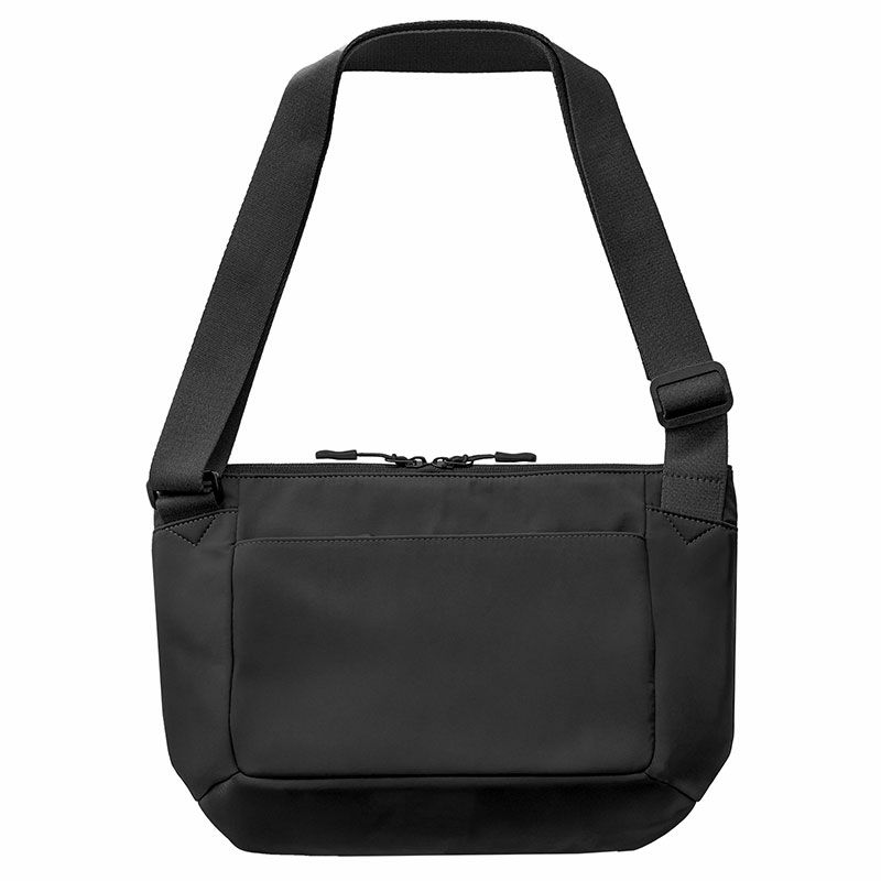 黒のメンズショルダーバッグの正面。シンプルなデザインと実用的なポケット。