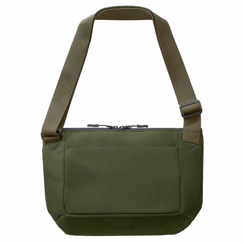 オリーブ色のメンズショルダーバッグの正面。カジュアルなコーディネートに合う色合い。