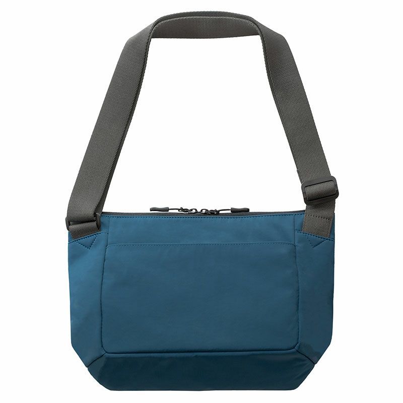 ブルーのメンズショルダーバッグの正面。男性に人気のスタイリッシュな色。