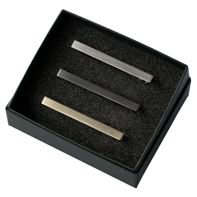 黒い箱に入ったシルバー、ブラックシルバー、ライトゴールドの3色のシンプルなネクタイピンセット。