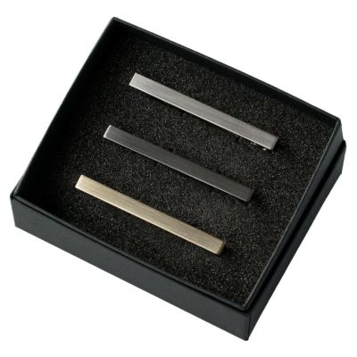 黒い箱に入ったシルバー、ブラックシルバー、ライトゴールドの3色のシンプルなネクタイピンセット。