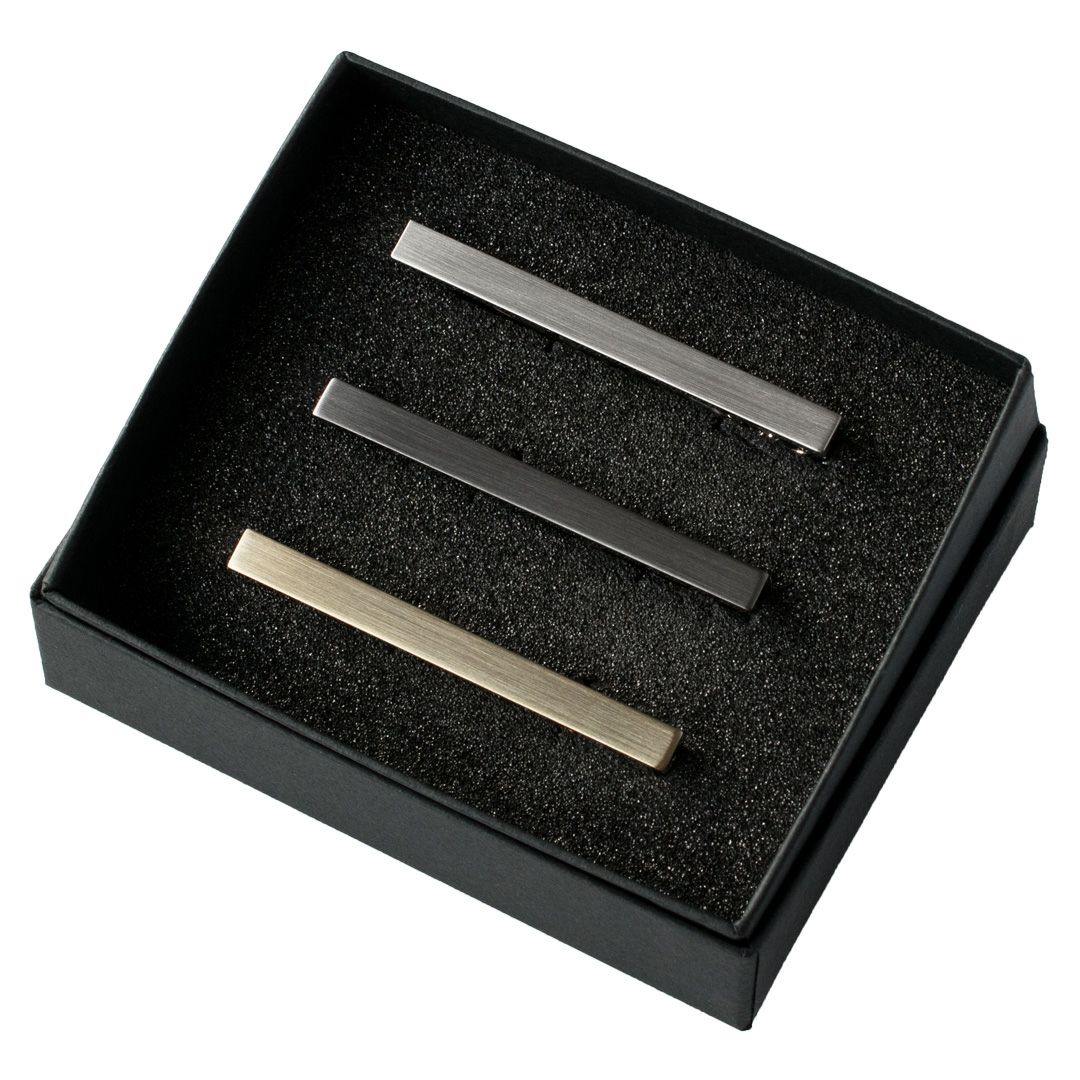 黒い箱に入ったシルバー、ブラックシルバー、ライトゴールドの3色のシンプルなネクタイピンセット。