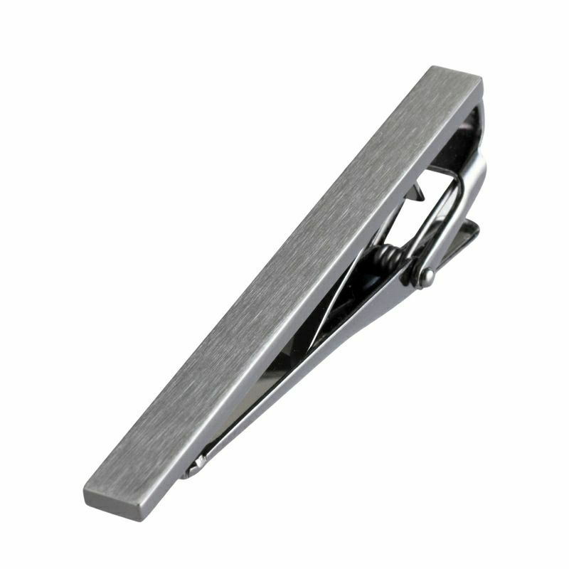 シンプルなデザインのブラックシルバーのネクタイピンのクローズアップ。