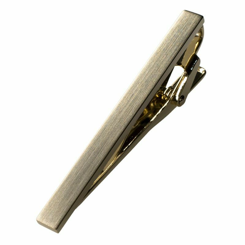 シンプルなデザインのライトゴールドのネクタイピンのクローズアップ。