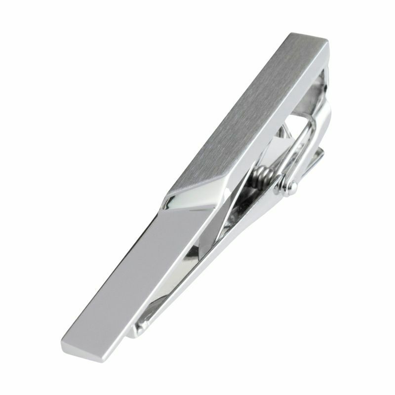 シンプルでモダンなデザインのシルバーのジオメトリックネクタイピン。