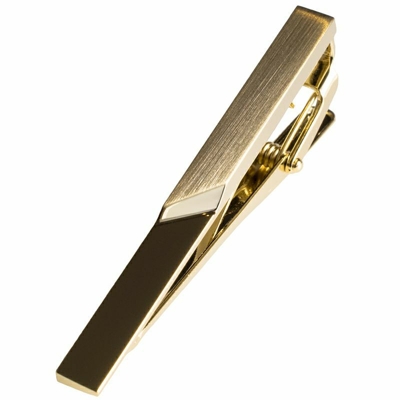 シンプルでモダンなデザインのゴールドのジオメトリックネクタイピン。