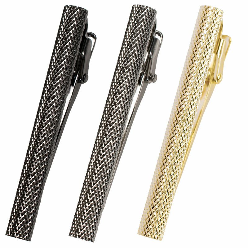 ローレット加工が施されたブラックシルバー、シルバー、ライトゴールドのネクタイピン3本のセット。