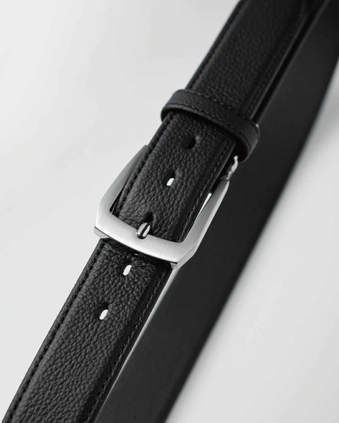 ヘアライン加工が施されたバックルのクローズアップ