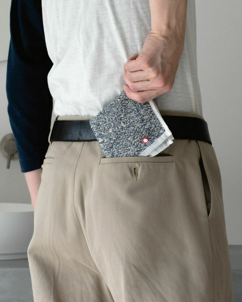 男性の後ろポケットに収まるコンパクトなタオルハンカチ。日常使いに最適な吸水性と厚み。