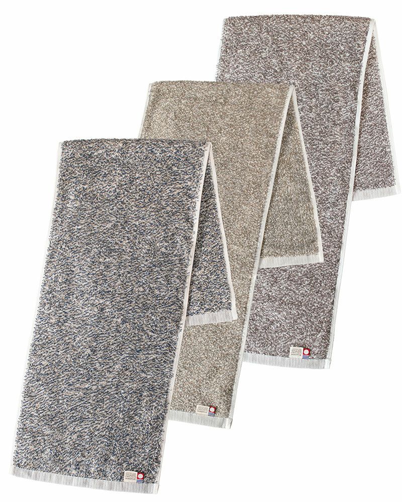 ネイビー、グレージュ、ブラウンの3色のショートマフラータオルがセットになった写真
