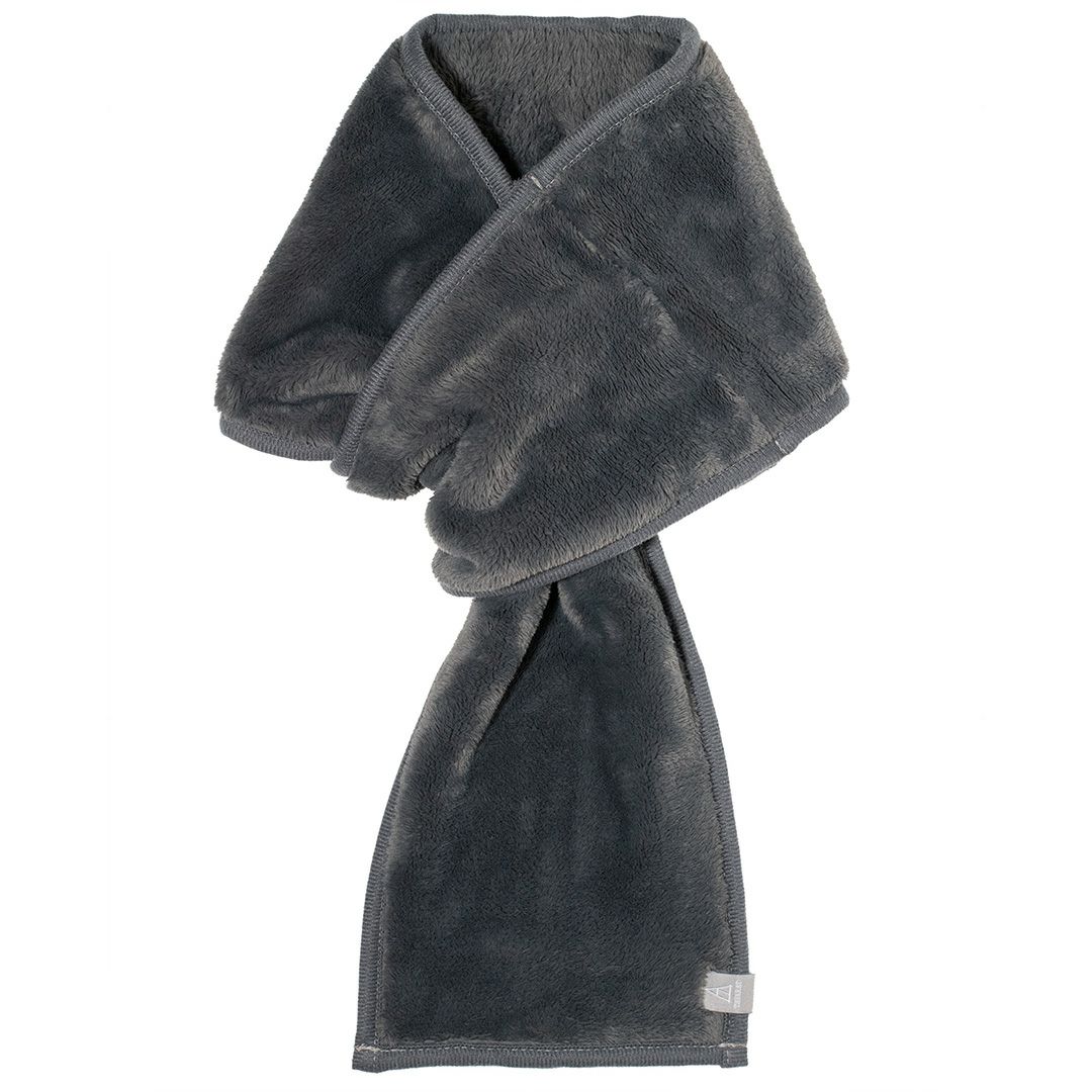 チャコール色の3秒マフラー。フリース素材のミニマフラーの単体写真。