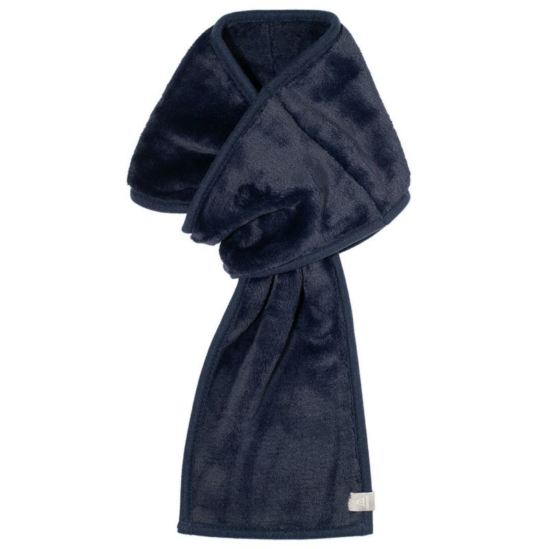 ネイビー色の3秒マフラー。ミルクマイヤー生地のフリースマフラーの単体写真。