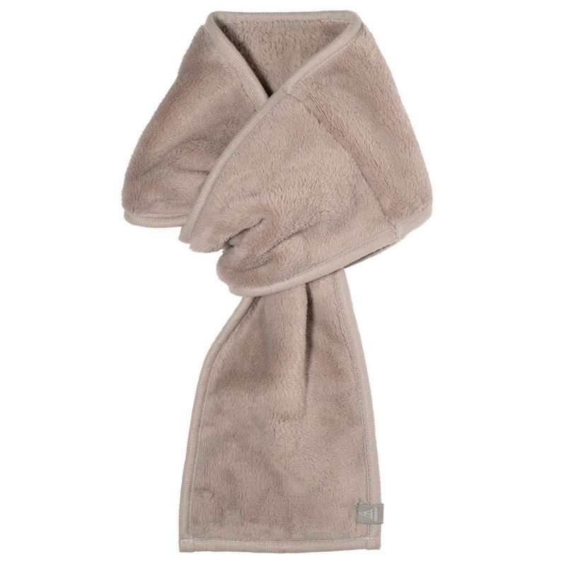 グレージュ色の3秒マフラー。ループ状のフリース素材のコンパクトマフラー。