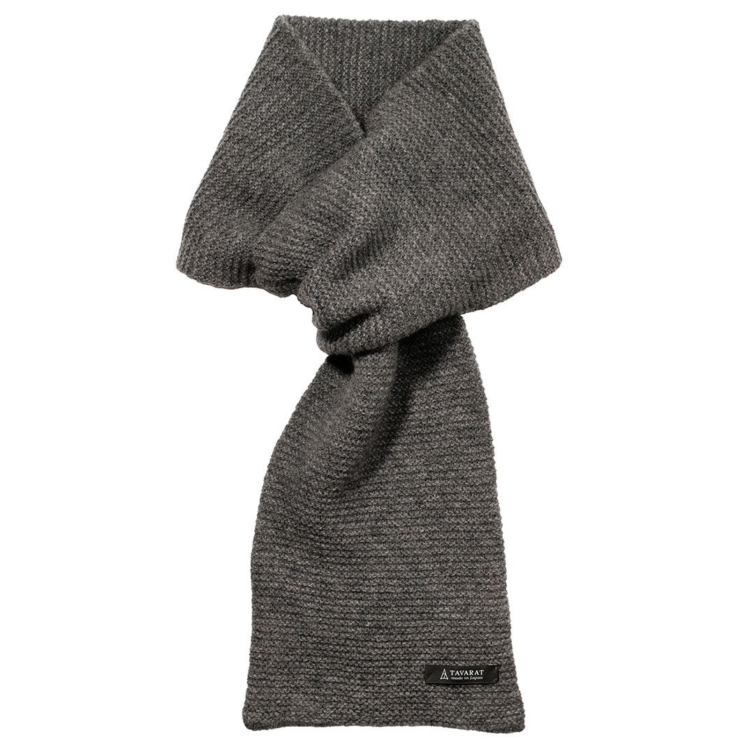 グレー色のラムウール混紡タック編み 3秒マフラーの単体写真。