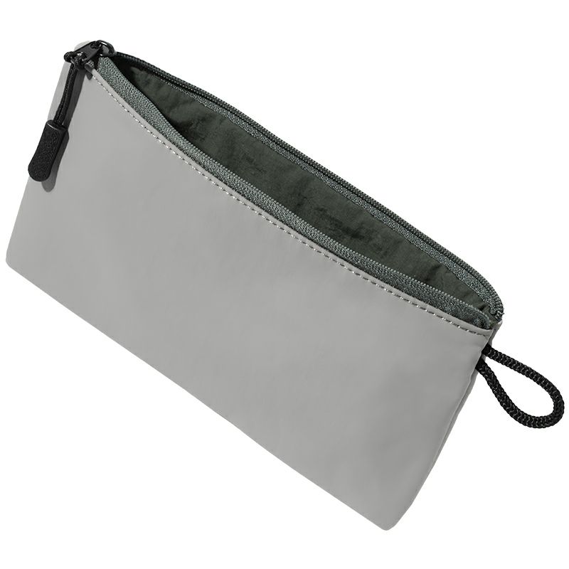 グレーのナイロン製フラットポーチのメイン画像。薄型設計でバッグの中でもかさばらない。