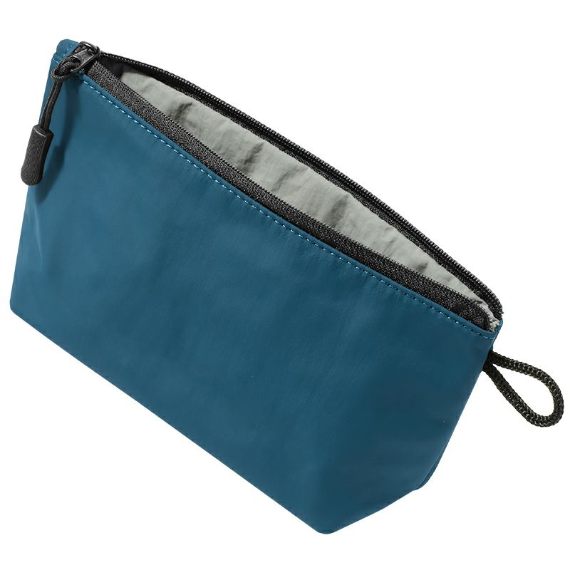 ブルーのナイロン製マチありポーチの単体写真。口が大きく開いて中身が取り出しやすい万能ポーチ。