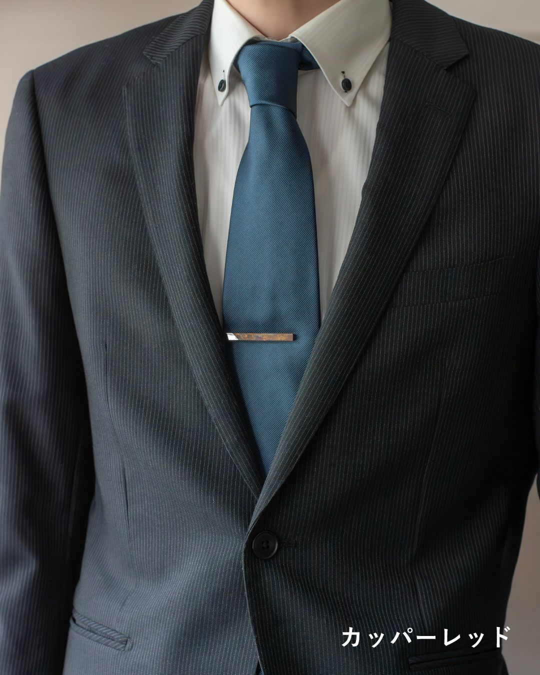 日本製のネクタイピン（コッパーレッド）着用イメージ。ビジネスシーンでおしゃれを楽しむ。